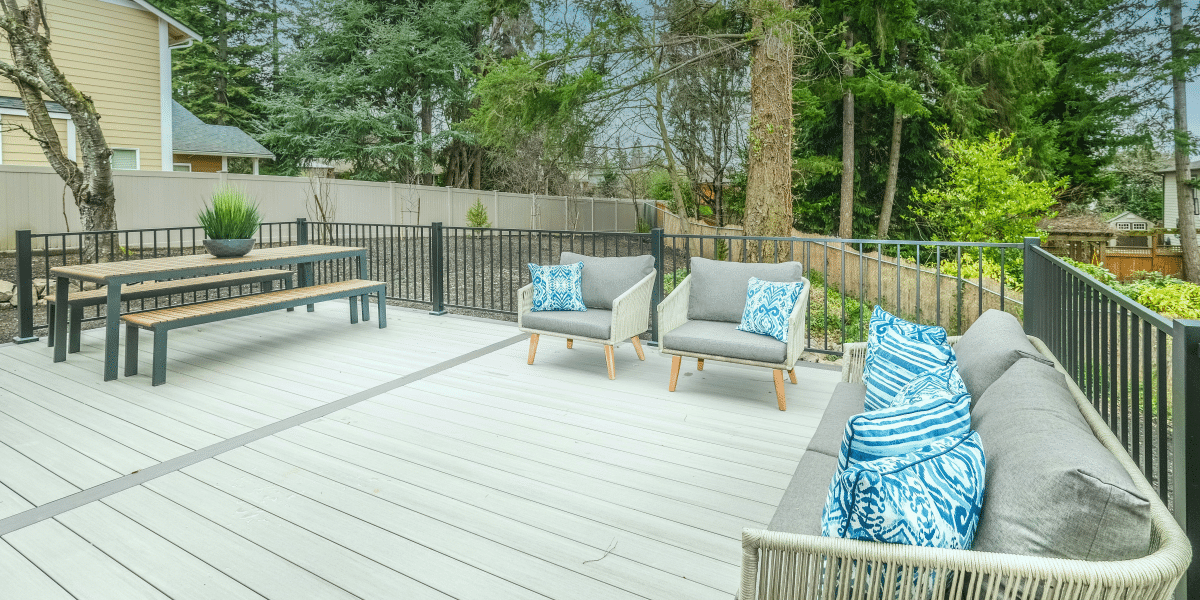 4 Benefits of Using Outdoor Fabric on Your Patio Furniture